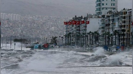İzmir'de kuvvetli rüzgar etkili oluyor