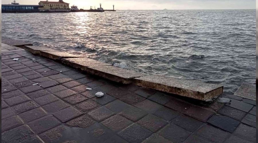 �zmir'de �iddetli f�rt�na