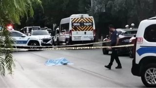 zmir'de yola yatan kadnn zerinden 2 araba geti
