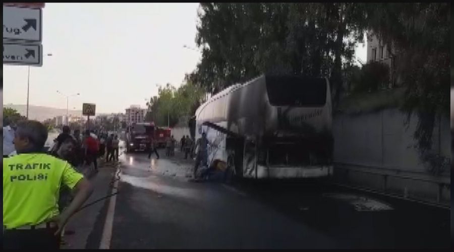 İzmir'de yolcu otobüsü alev aldı