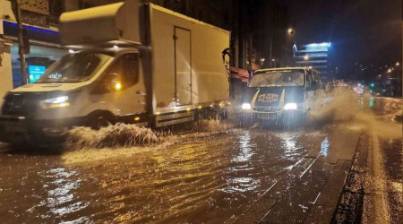 İzmir'i sağanak vurdu