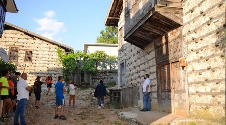 İzole tatilin adresi düğmeli evler