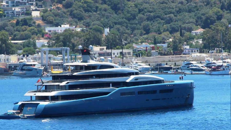 Joe Lewis'in 150 milyon dolarlık yatı Bodrum'a demir attı