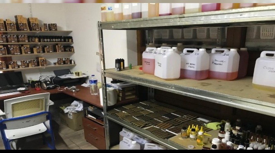 Kaçak elektronik sigara imalathanesine baskın