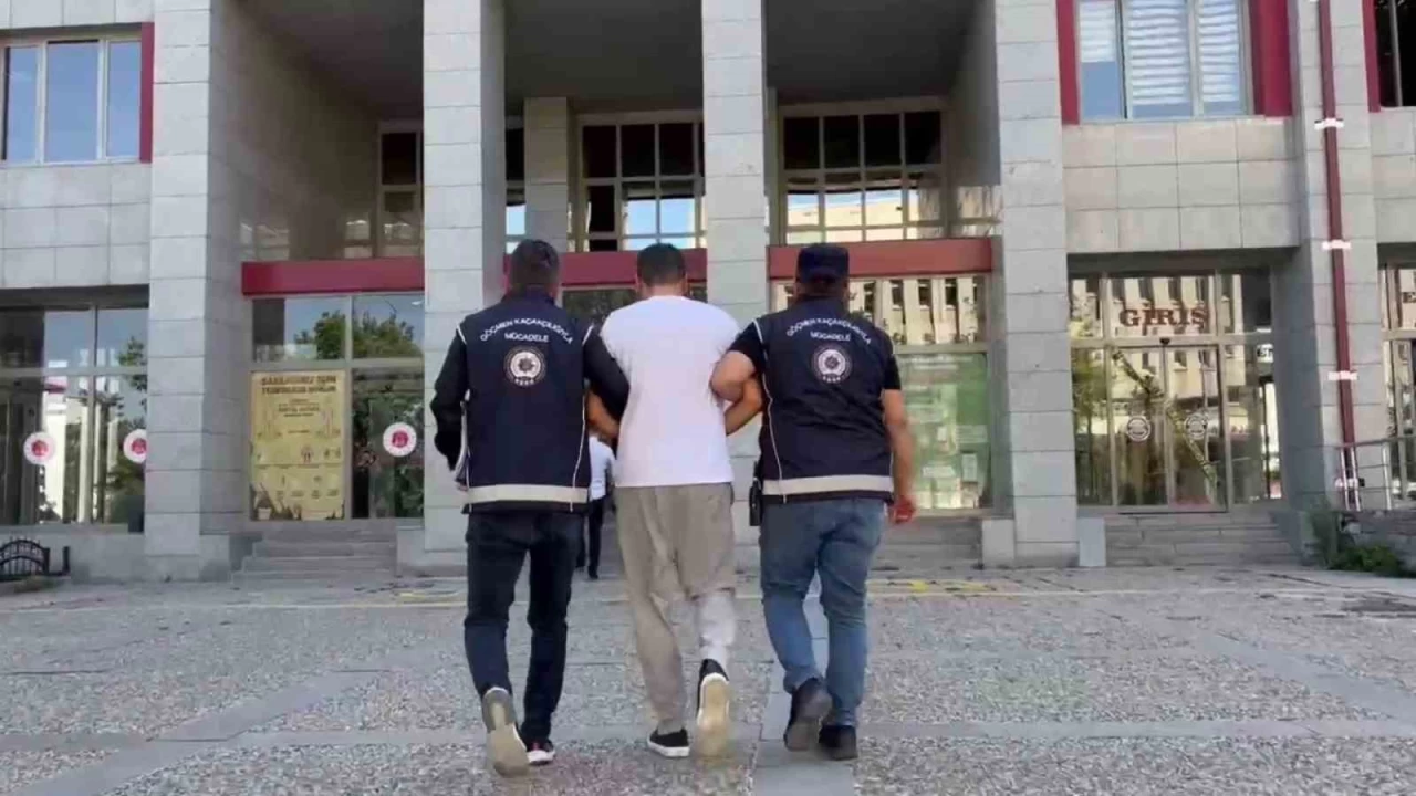 Ka�ak g��men otomobilin bagaj�nda yakaland�