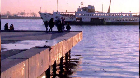Kadıköy'de denize düşen 2 genç kız kurtarıldı