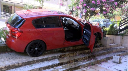 Kadıköy'de lüks araç apartmanın bahçesine uçtu: 1 yaralı