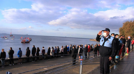 Kadıköy'de sosyal mesafeli 'Ata'ya Saygı Zinciri'