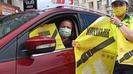 Kadın sürücülere 'Kemerim hep aklımda' temalı hediyeler verildi