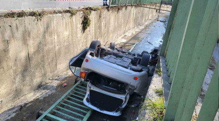 Kağıthane'de otomobil dereye uçtu