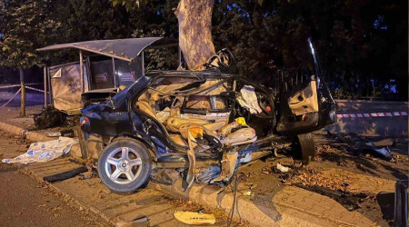 Kahramanmaraş'ta ağaca çarpan araç ikiye bölündü: 1 ölü