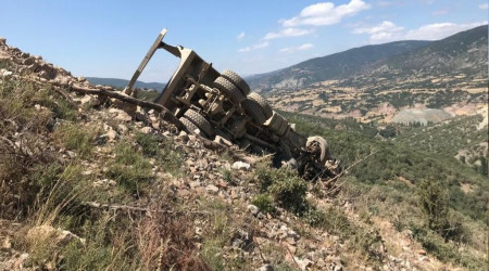 Kamyon 80 metrelik uçuruma yuvarlandı