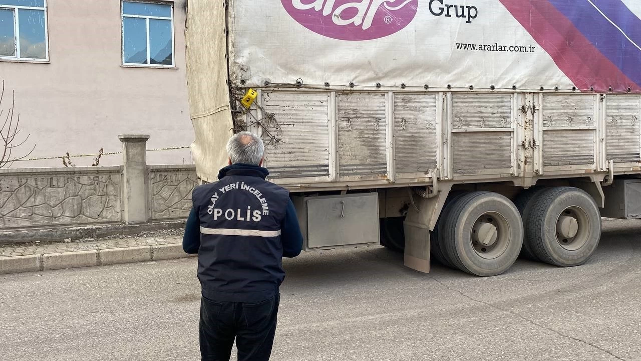 Kamyon ile duvar aras�nda s�k��an �ocuk hayat�n� kaybetti