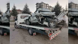 Kamyonet ile otomobil çarpıştı: 1 yaralı