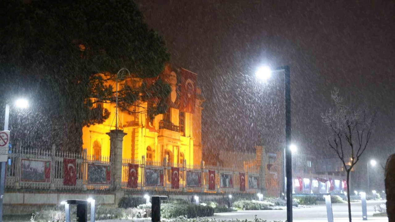 Kar kal�nl��� 10 santimetreye ula��nca okullar tatil edildi