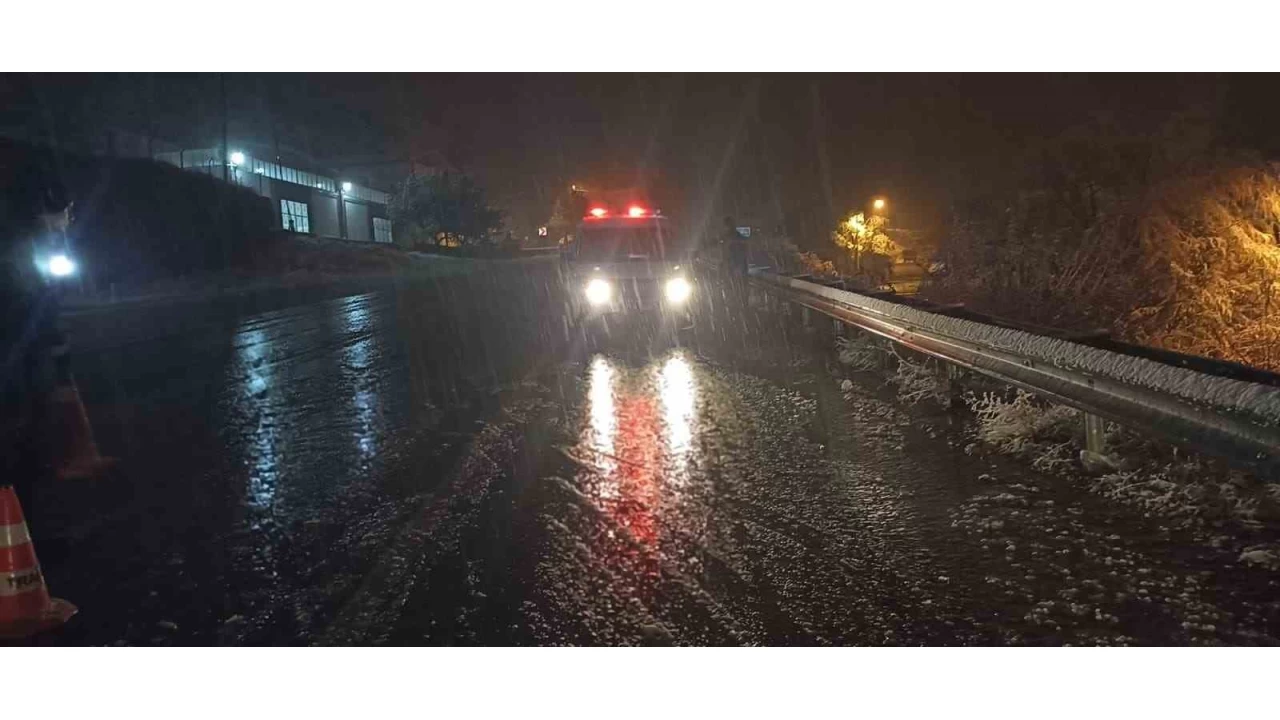 Kar ve tipi etkisini artırdı, kara yolları trafiğe kapatıldı