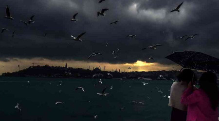 Kar yağışı öncesi İstanbul'u kara bulutlar kapladı