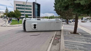 Karaman'da kamyonetle arpan okul servisi devrildi: 6 yaral