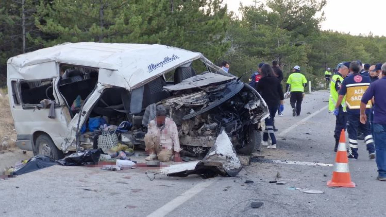 Karaman'da tarm iilerini tayan minibs devrildi: 2 l, 13 yaral