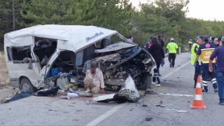 Karaman'da tarm iilerini tayan minibs devrildi: 2 l, 13 yaral