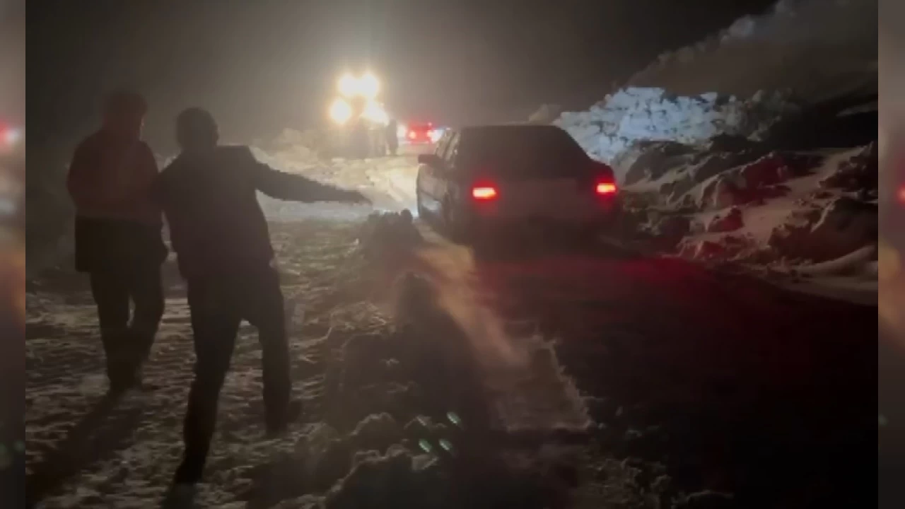 Karda mahsur kalan 18 araç 5 saat sonra kurtarıldı
