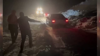 Karda mahsur kalan 18 araç 5 saat sonra kurtarıldı