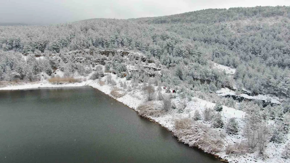 Karla kapl� orman i�erisindeki g�let, k�� manzaras�yla mest ediyor