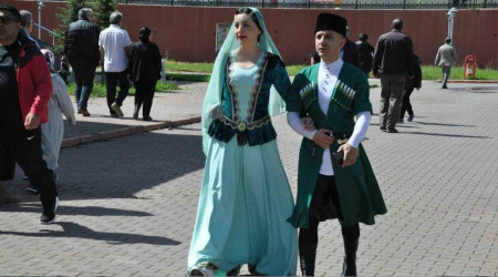 Karslı çift, Kafkas kıyafetiyle oy kullanmaya geldi