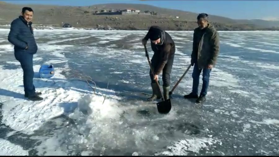 Kars�ta bal�k��lar�n Eskimo usul� bal�k av� kamerada