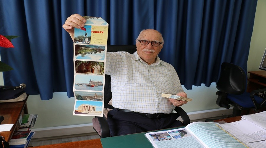 Kartpostal satarak kurduğu fabrikasında 93 yaşında üretmeye devam ediyor