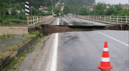 Kastamonu'nun birçok ilçesinde yollar kapatıldı