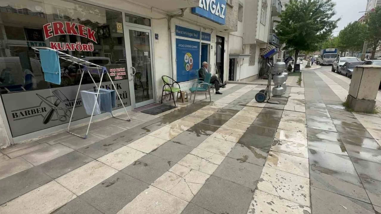 Kavgayı ayırmaya çalışan yaşlı adam yüzünden bıçaklandı
