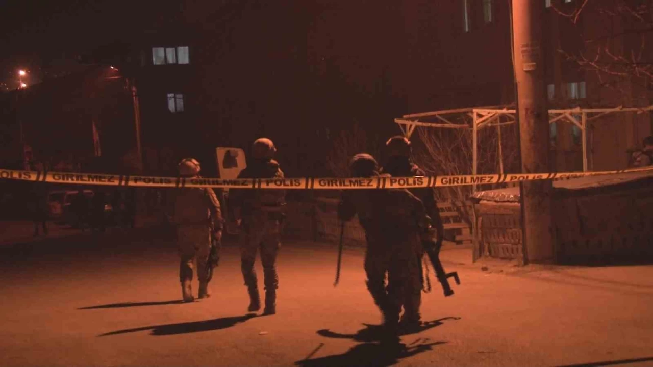 Kayseri'de �at�ya ��k�p etrafa ate� a�an �ahsa �zel Harekat'tan m�dahale
