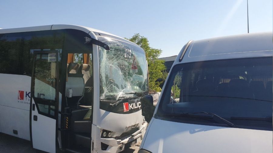 Kayseri'de i��i servisleri �arp��t�: 14 yaral�