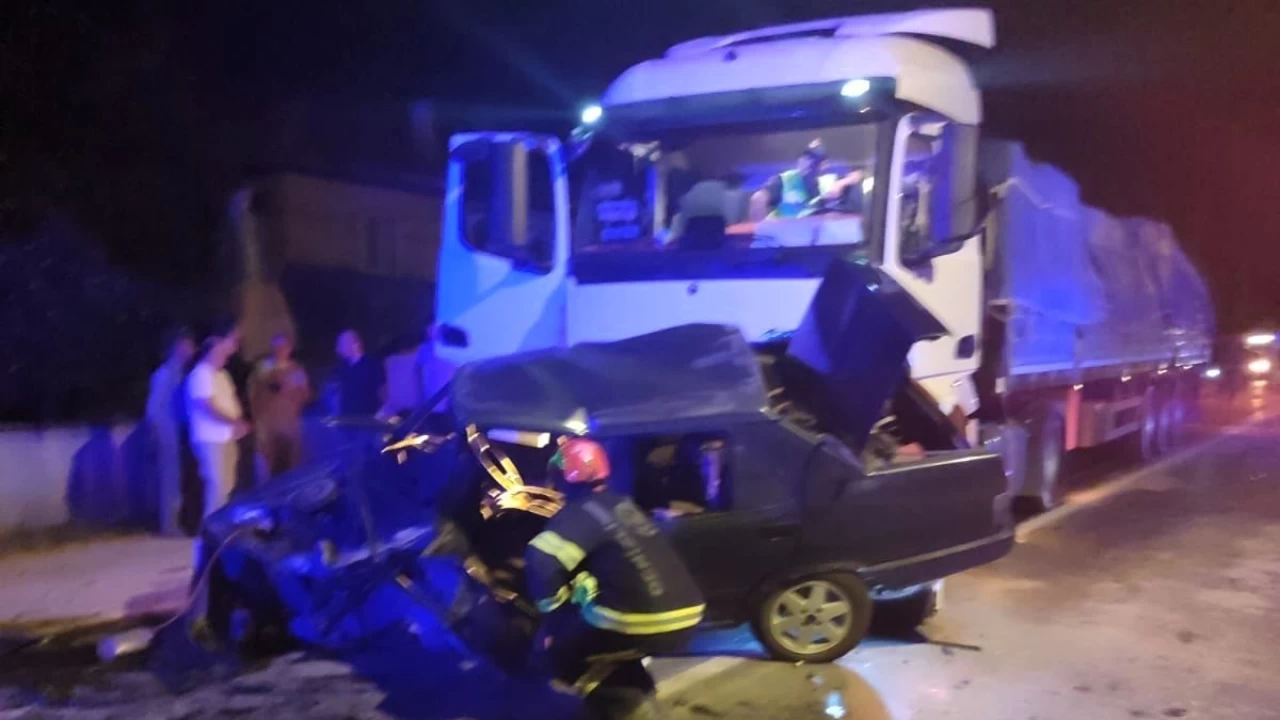 Kaza yapan otomobillere t�r �arpt�: 1 �l�, 1 yaral�