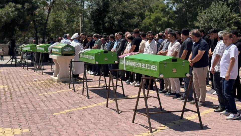 Kazada can veren 5 ki�inin cenazeleri defnedildi