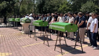 Kazada can veren 5 ki�inin cenazeleri defnedildi
