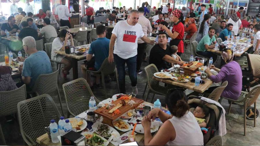 Kebapçılar bayram sonu doldu taştı