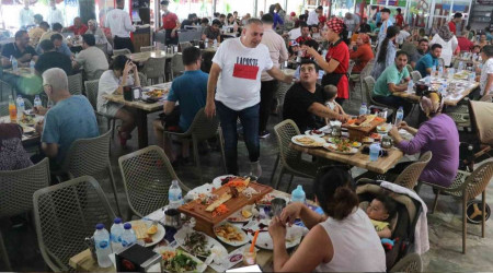 Kebapçılar bayram sonu doldu taştı