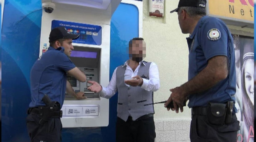 Kira parasını yutan ATM'yi yumrukladı