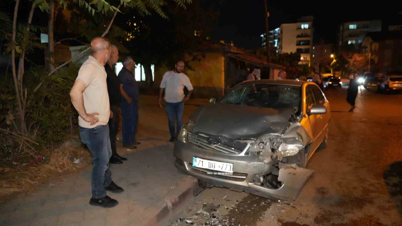 Kırıkkale'de iki otomobil kafa kafaya çarpıştı: 4 yaralı