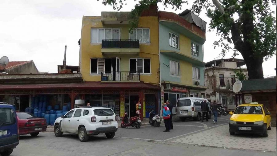 Kzn kurtarmak iin alevlerin arasna dald, ikisi de hayatn kaybetti