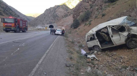 Kontrolden çıkan minibüs takla attı: 2 ölü, 8 yaralı