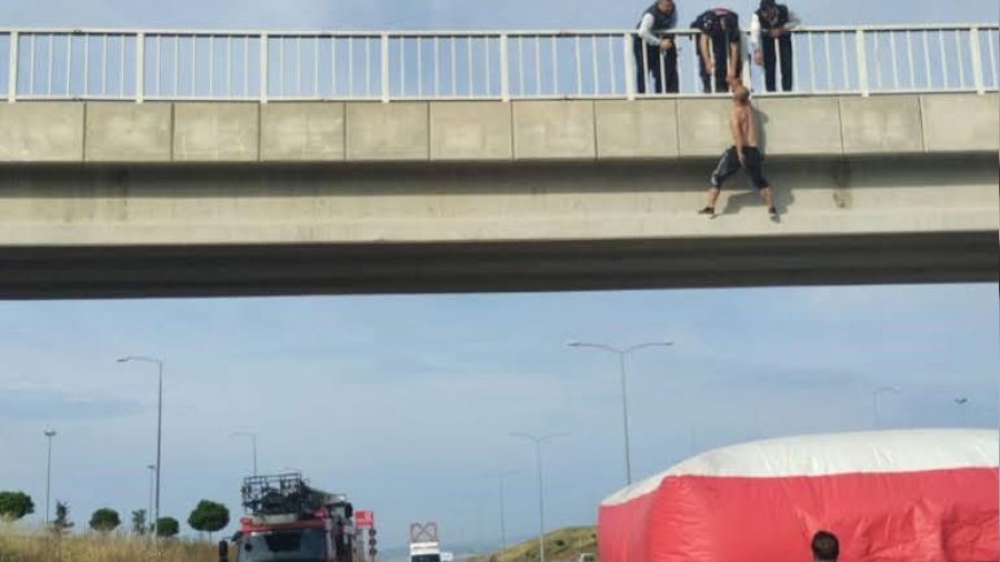 K�pr�den atlad� itfaiye kurtard�