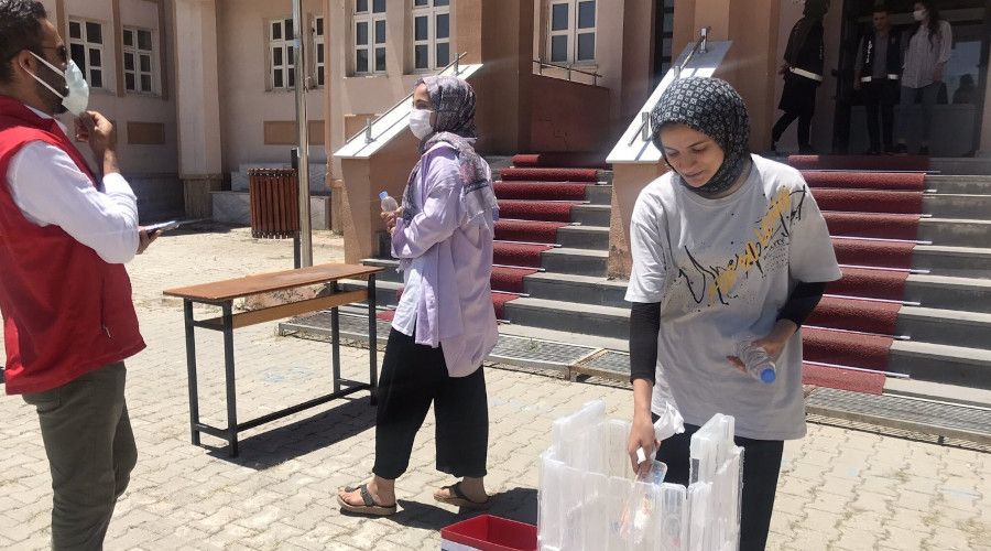 K�y okullar� i�in kalem ve silgi toplad�lar