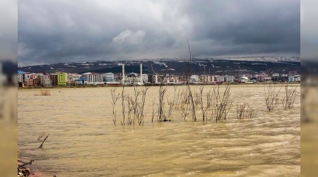 Kura Nehri taştı, tarım arazileri sular altında kaldı