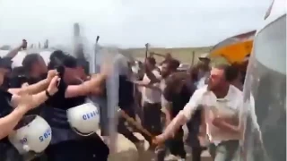 Kurban satıcıları polise saldırdı