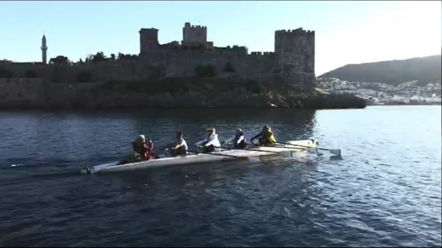 Kürekçilere yunus sürprizi