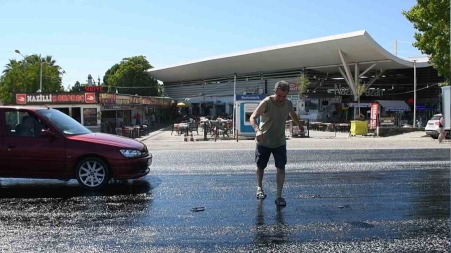 Ku�adas�'nda terlikler asfalta yap��t�