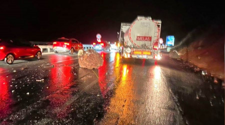 Ktahya'da saanak ya nedeniyle yola den dev kayalar korkuttu